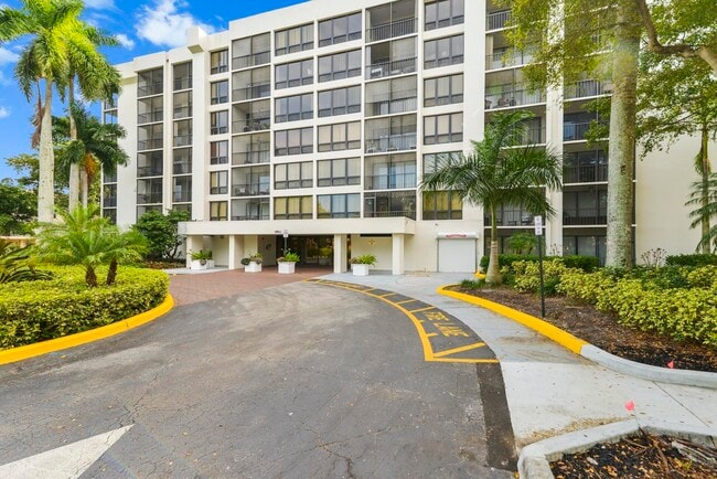 Building Photo - 5951 Wellesley Park Dr Unit 304
