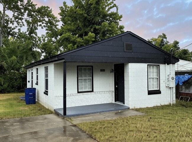 Building Photo - 807 E 7th Ct Rental
