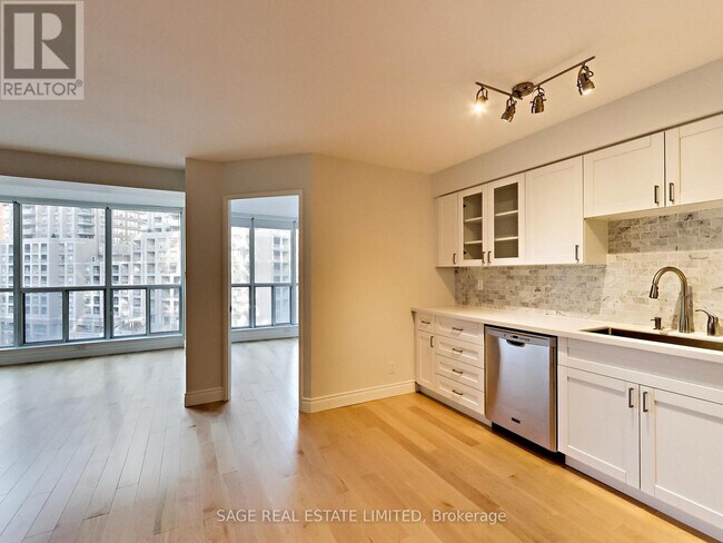 Photo - 24 Wellesley St W Unité 714
