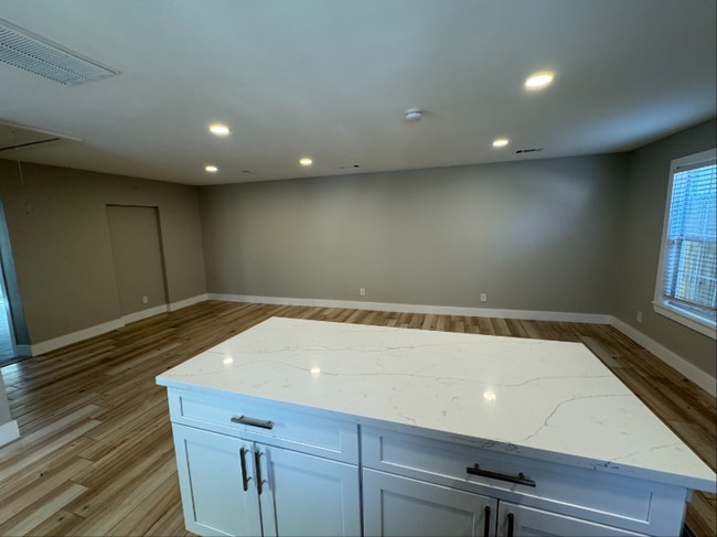 Photo - 329 E 25th St