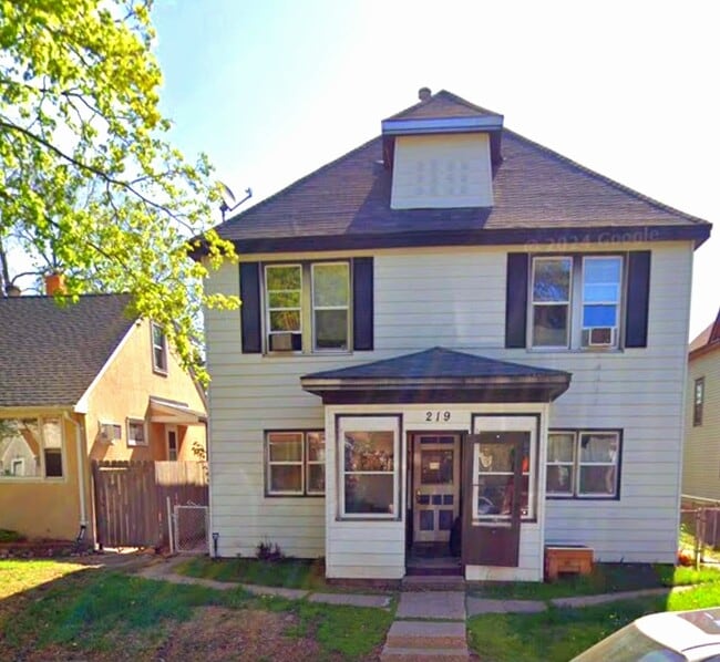 Building Photo - 219 4th Ave S