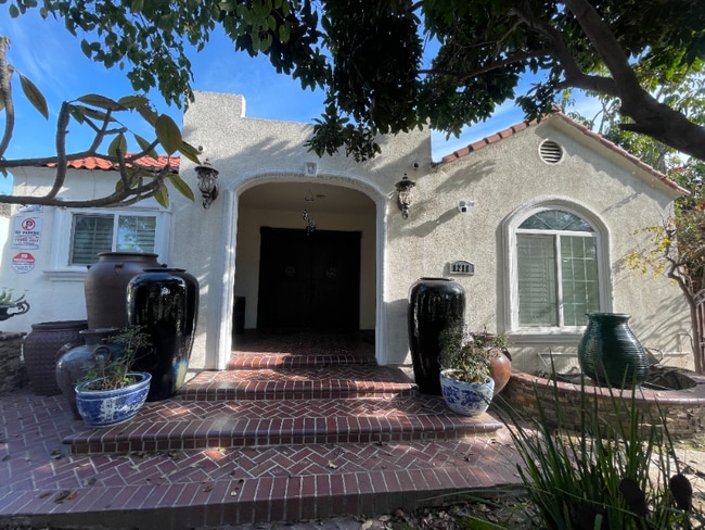 Building Photo - 1311 S Ross St