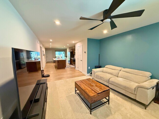 Photo - 408 Leasowe Ln