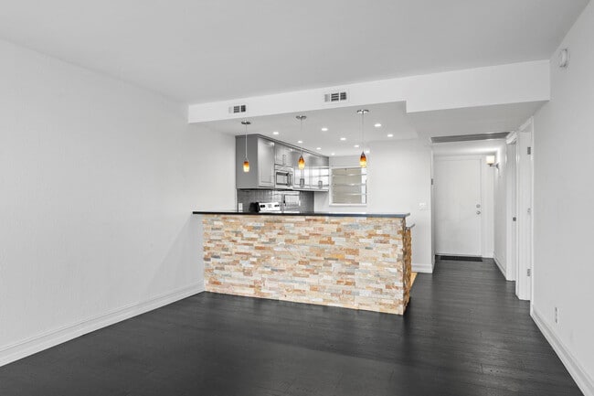 Building Photo - 9470 Poinciana Pl Unit 407