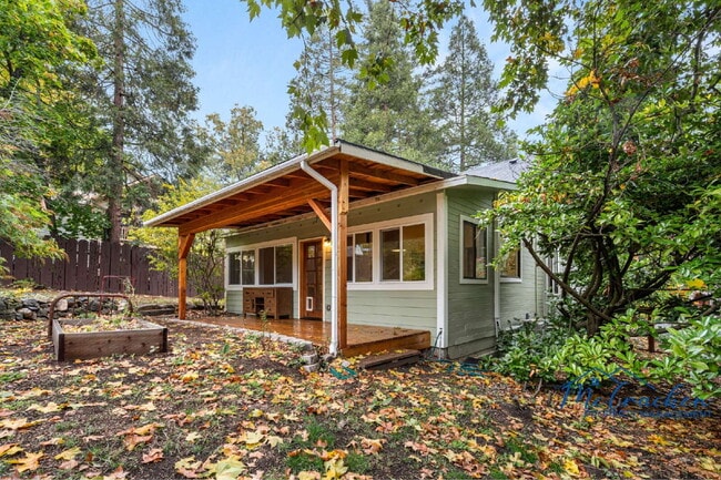 Photo - 698 Ashland St