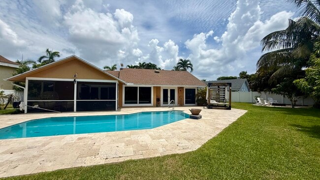 Building Photo - 1526 Cormorant Rd