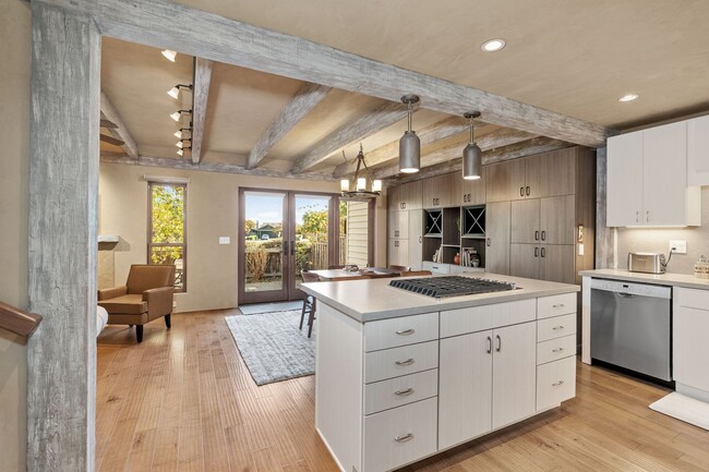 Gorgeous Furnished 2-Bed, 2-Bath Townhouse... - Gorgeous Furnished 2-Bed, 2-Bath Townhouse...