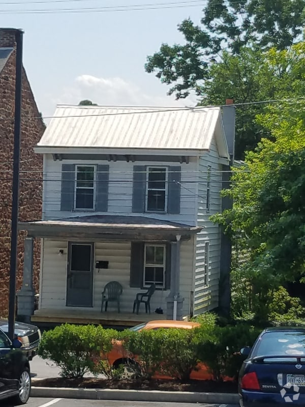 Building Photo - 53 E Franklin St Rental
