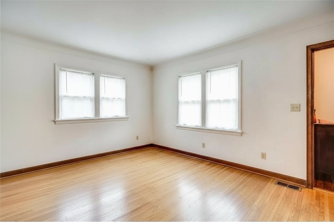 Living Room - 134 Warwick St SE Unit R