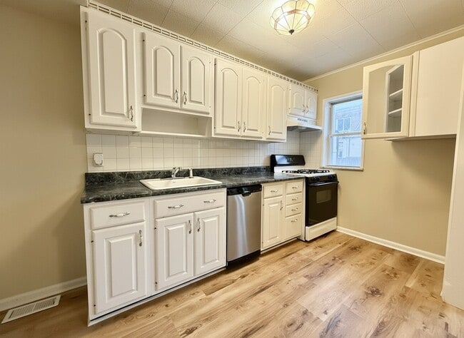 Photo - 722 Mollbore Terrace