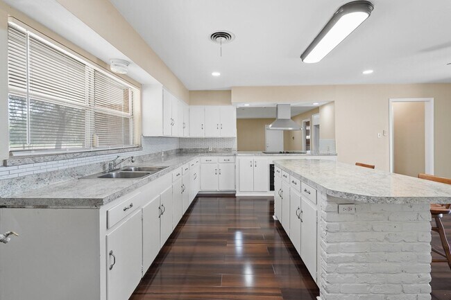 Photo - 10645 Oak Brook Dr