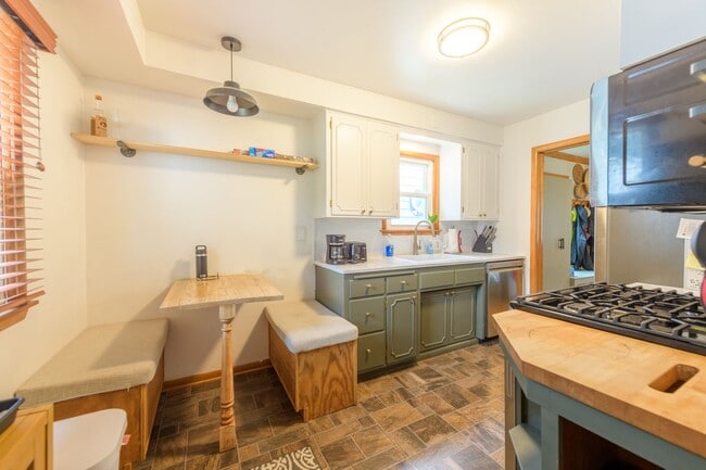 Photo - awesome 2 bed 1 bath Pet Friendly in Minneapolis Available for Lease