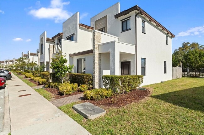 Building Photo - 20655 NE 7th Pl