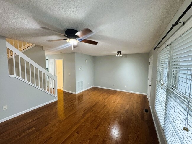 Photo - 1422 Founders Way
