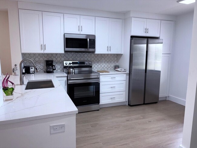 Building Photo - 7350 Kinghurst Dr Unit 305 Rental