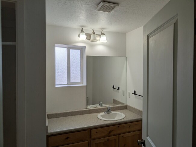 Photo - Updated Studio Apartment in Ephraim – All Utilities Included + Pet Friendly Unidad Studio