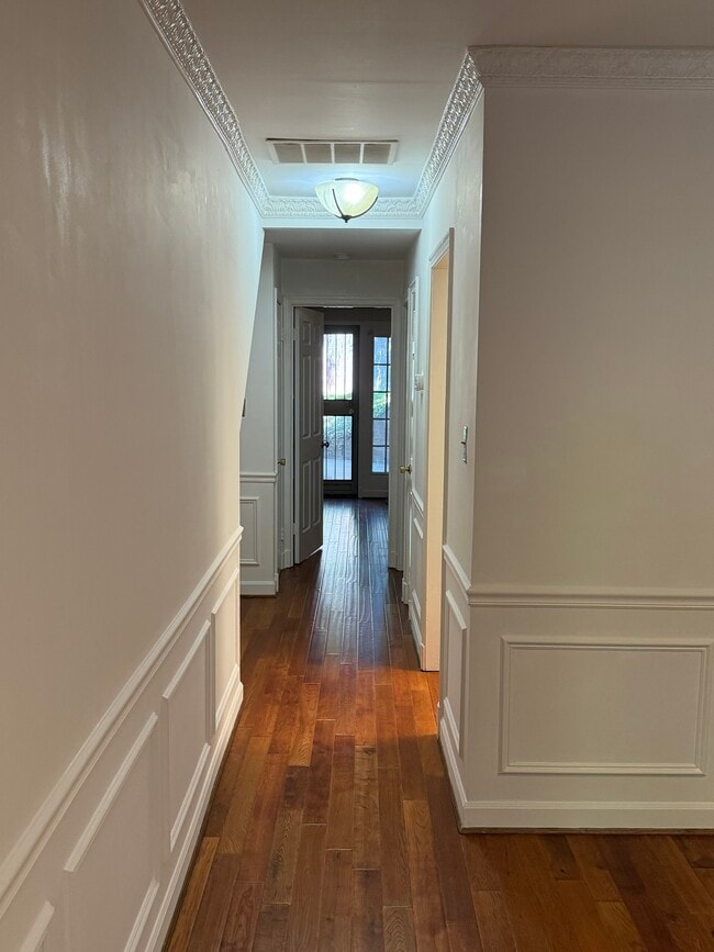 Photo - 4607 1/2 MacArthur Blvd NW Unidad #A