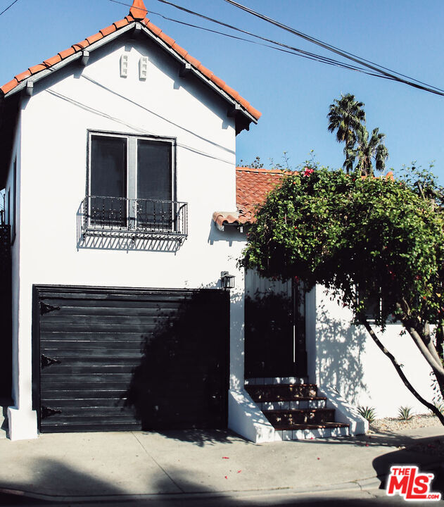 Building Photo - 7865 Willoughby Ave