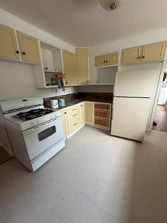 Photo - 3 bedroom, 2 bath with huge den or bonus room