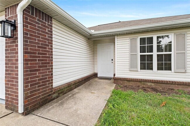 Photo - 906 SW Terry Ln