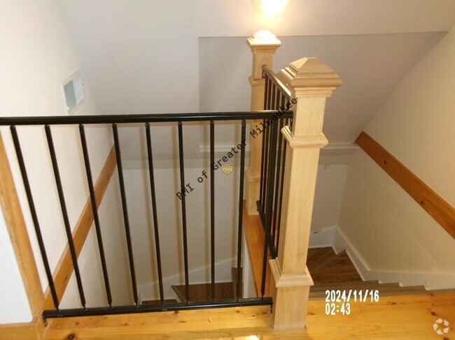 Building Photo - Large 3rd floor Studio Apartment 1 block N... Unit 3rd floor Studio