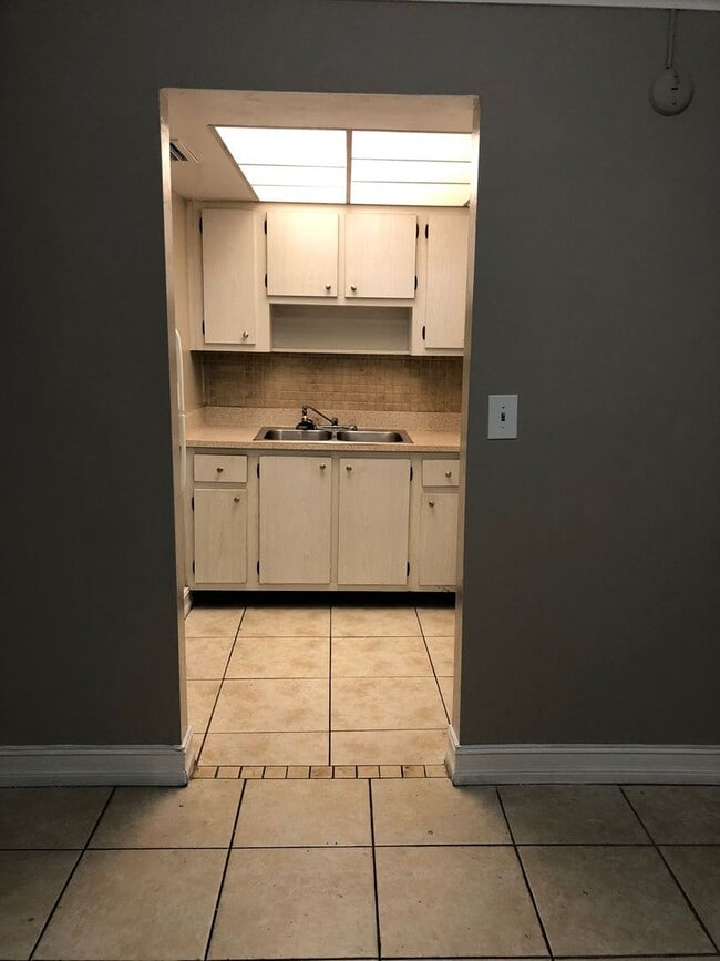 Building Photo - READY TO MOVE IN!!! FAST APPROVAL!