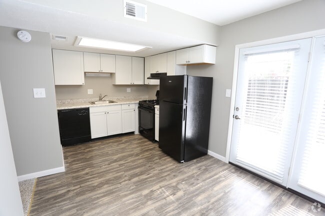 2BR, 1.5 - 930 SF -