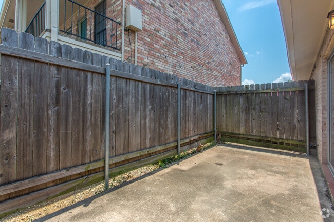 1 BR, 1 BA - 640 SF