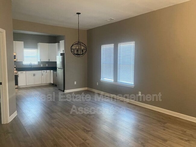 Photo - 609 N Hill St