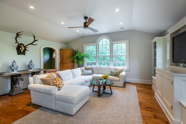 Photo - 1 W Woods Rd