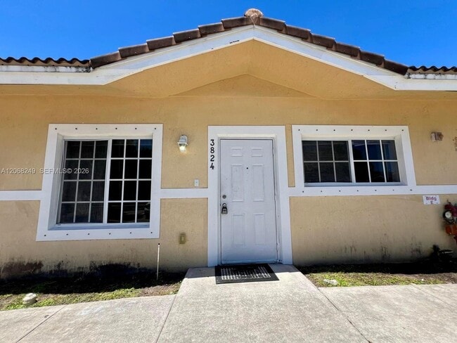 Building Photo - 3824 SW 48th Ave Unit 3824