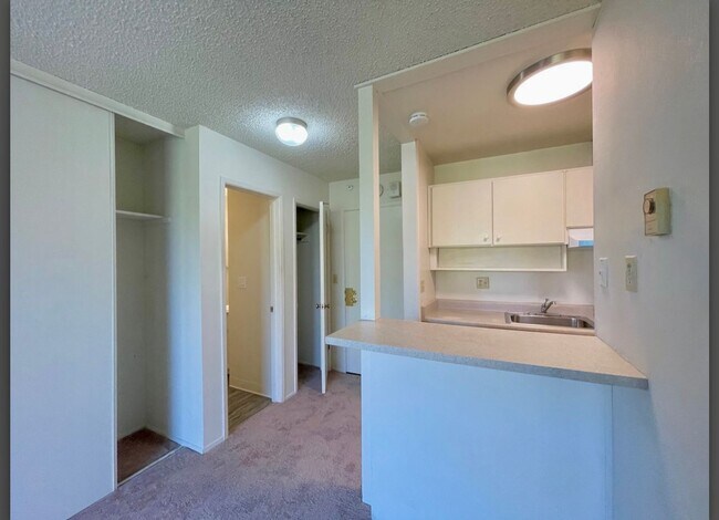 Photo - $500 OFF FIRST MONTH RENT!!! AVAILBLE NOW! TOP FLOOR Condo Available in Watergate Community/Emery... Unidad 405