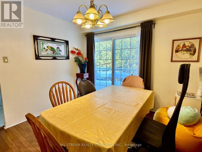 Photo - 653-653 Village Pkwy