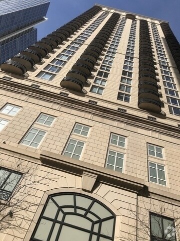 Building Photo - 10 E Delaware Pl Unit 29C Rental