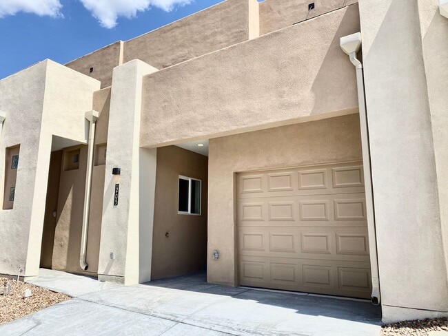 Building Photo - North Valley Townhouse