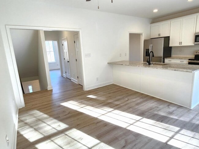 Photo - 3008 Hill St