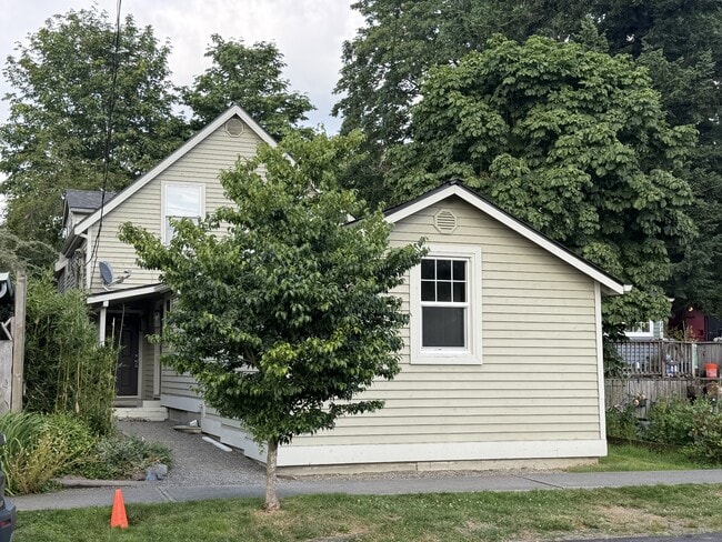Building Photo - 8074 Maple Ave SE Unit 1