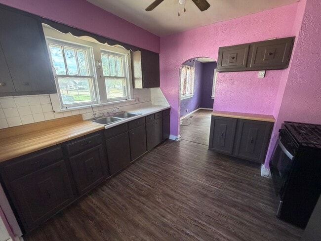 Photo - 614 W 8th Ave