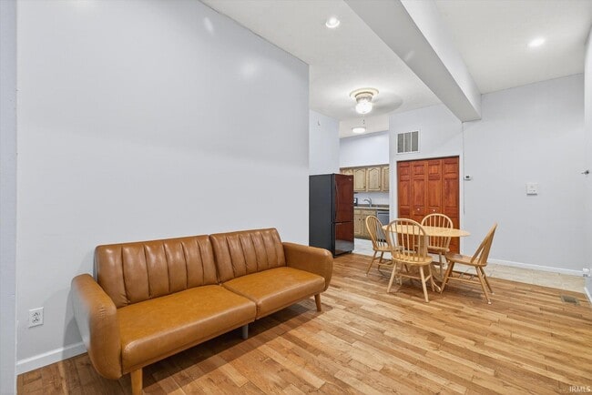 Building Photo - 110 W 6th St Unit 6