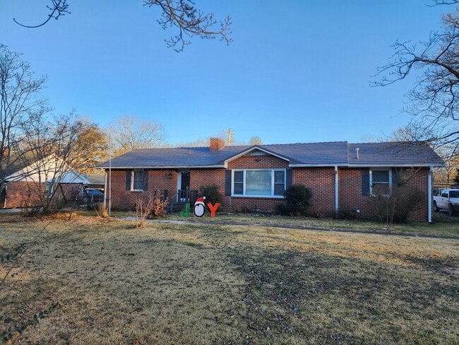 Photo - 910 Bragg Cir