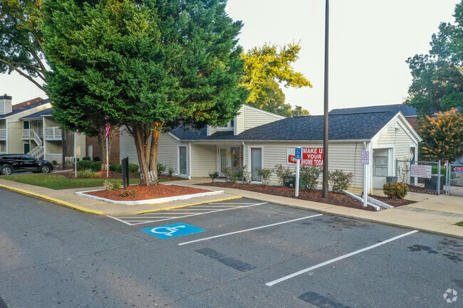 Oficina de arrendamiento - Creekside Canopy