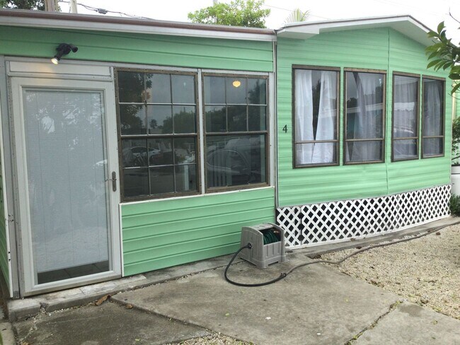 Updated 2 Bedroom 1 Bath Home Located in S... - Updated 2 Bedroom 1 Bath Home Located in S...