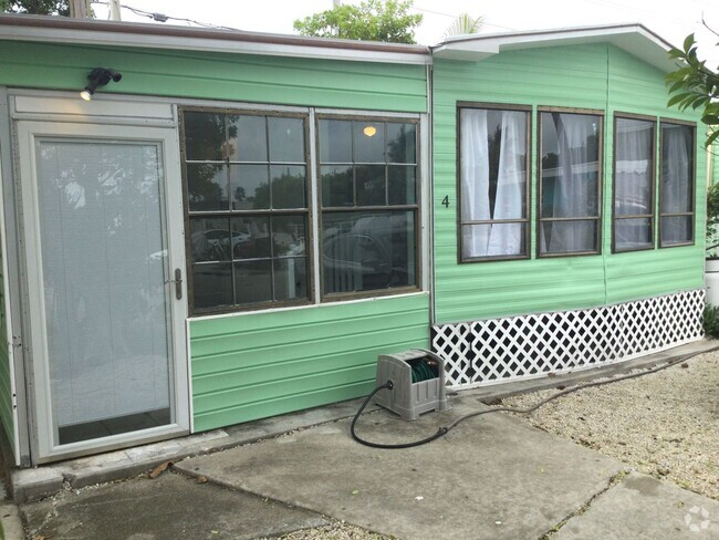 Building Photo - Updated 2 Bedroom 1 Bath Home Located in S...