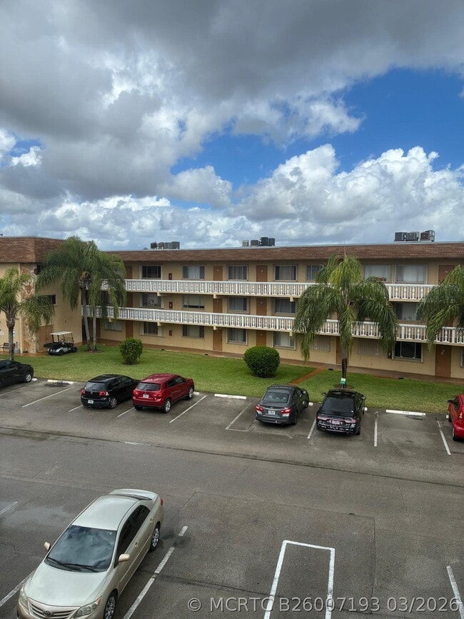 Photo - 700 Village Green Ct Unit 306