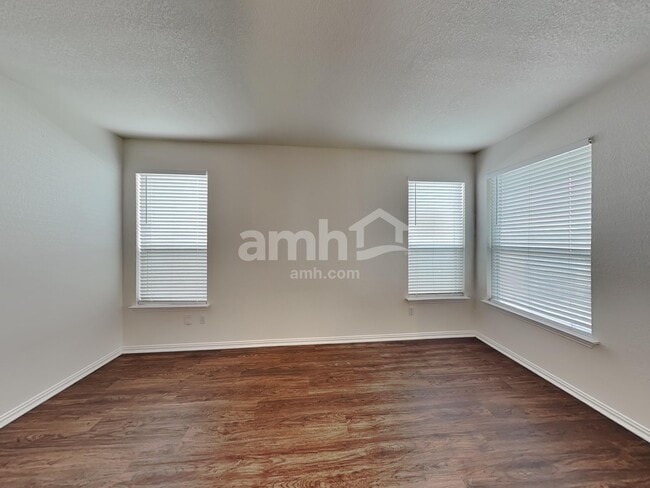 Photo - 2733 Wolfcreek