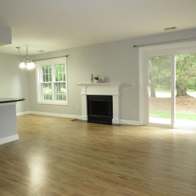 Building Photo - 2 bedroom in Naperville IL 60565 Unit 115 Rental