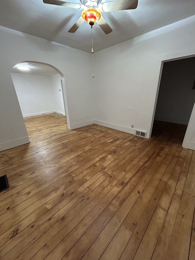 Sala de estar - 14 N Main St Unidad lower