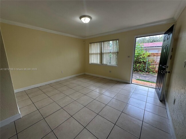 Photo - 280 NW 39th St Unidad -