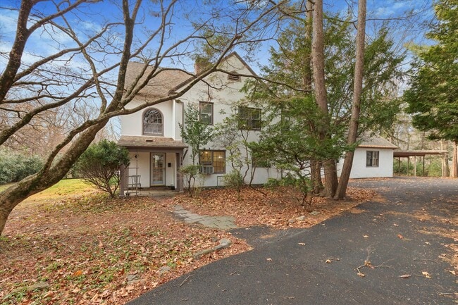 Building Photo - 134 Yew Rd