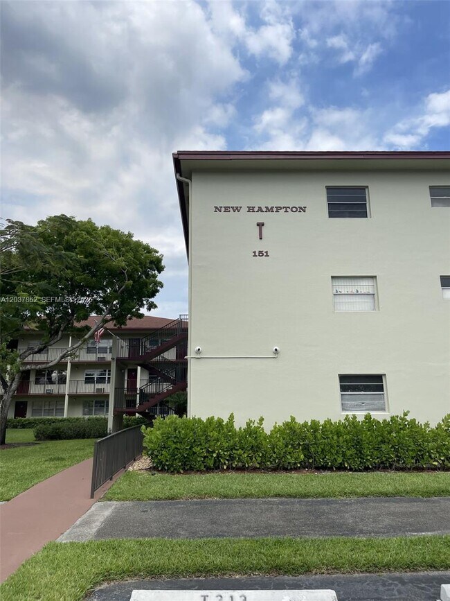 Photo - 151 SW 135th Terrace Unidad 108T